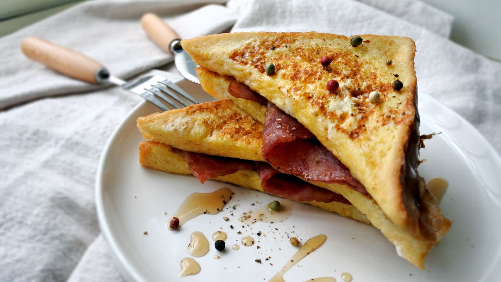 French toast with bacon and maple syrup