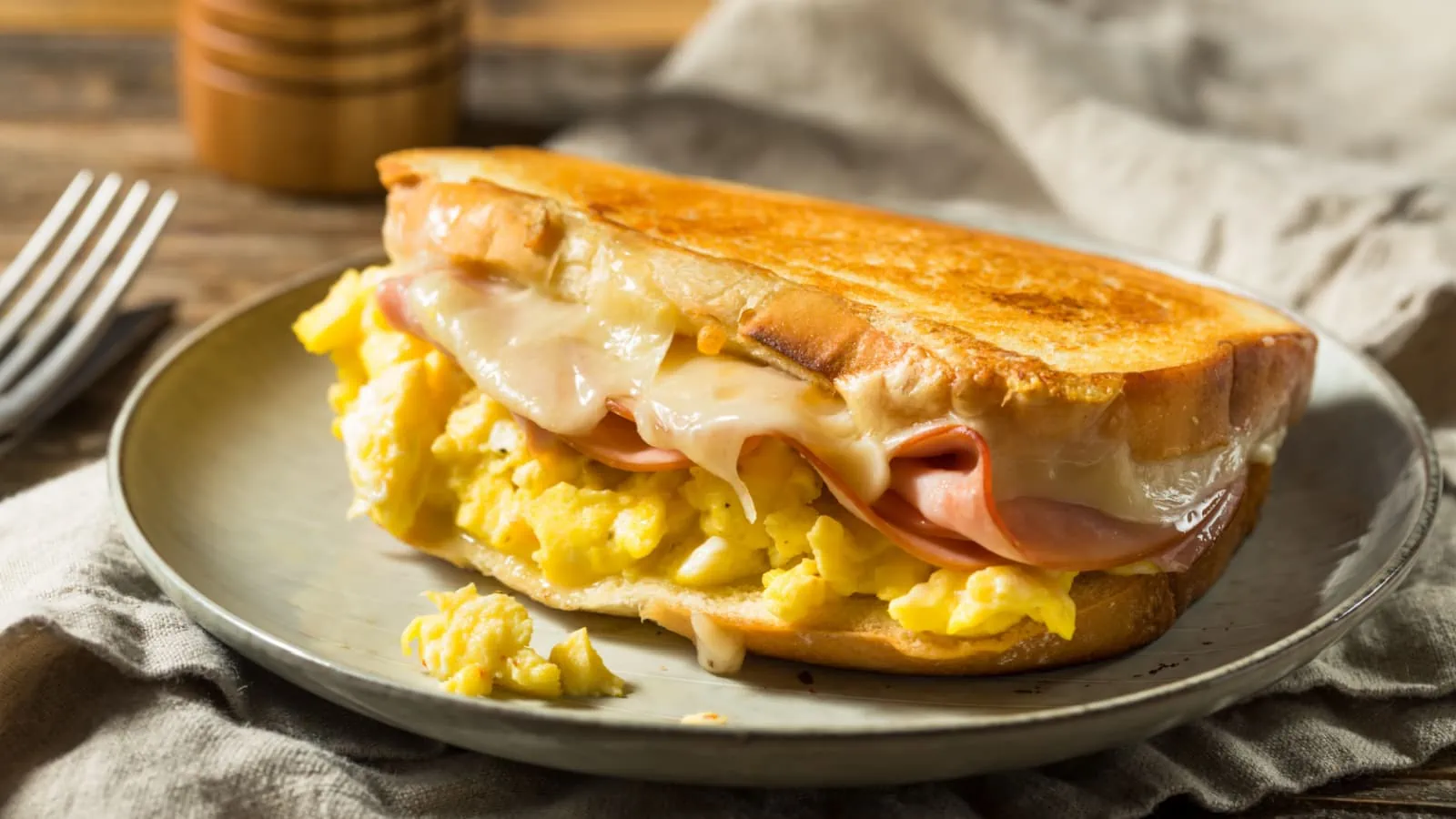 Egg sandwich with ham